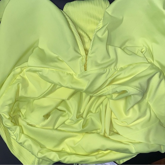 Coastal Waves Plunge Neckline Vibrant Yellow Swimsuit Women’s Size 3X - Picture 5 of 9